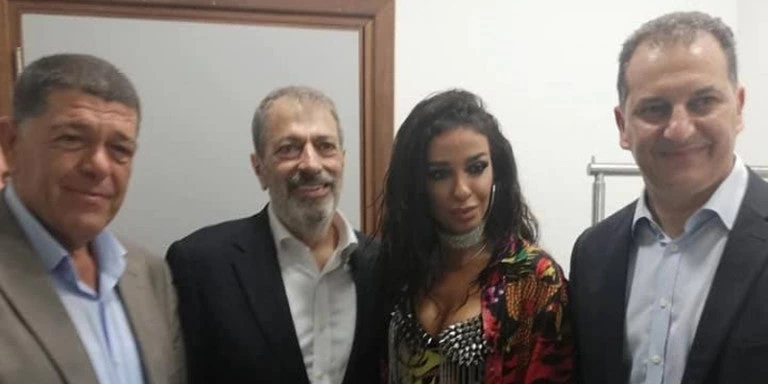 Την ώρα που στην Αθήνα έκαναν έκτακτο ΚΥΣΕΑ, στην Κύπρο οι υπουργοί διασκέδαζαν σε συναυλία (βίντεο)